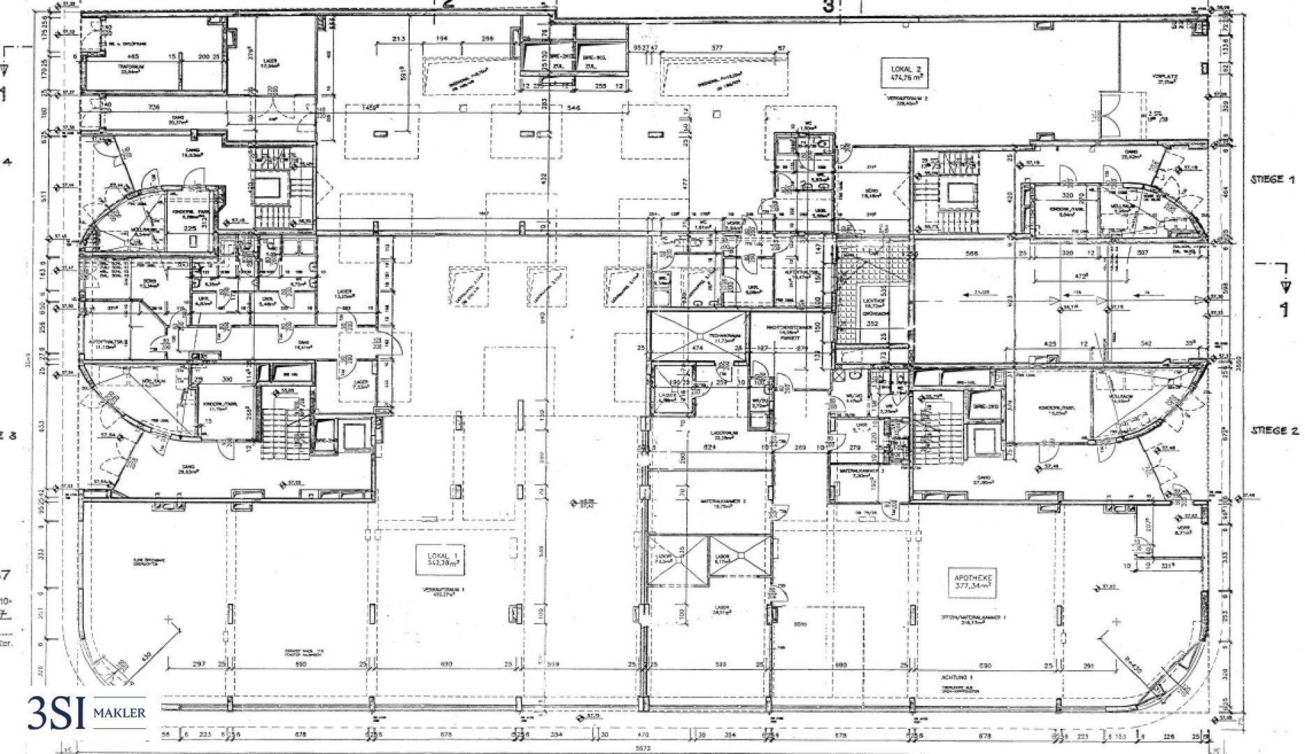 Detaillierter Grundrissplan eines modernen Gebäudes mit mehreren Wohneinheiten, großen Fenstern und geschwungenen Balkonen.