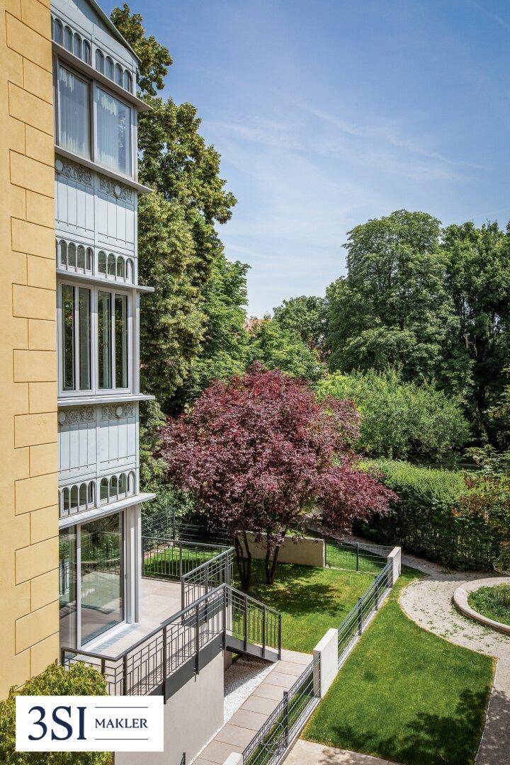 Ansicht eines Gebäudes mit Terrassen und Blick auf den gepflegten Gartenbereich.