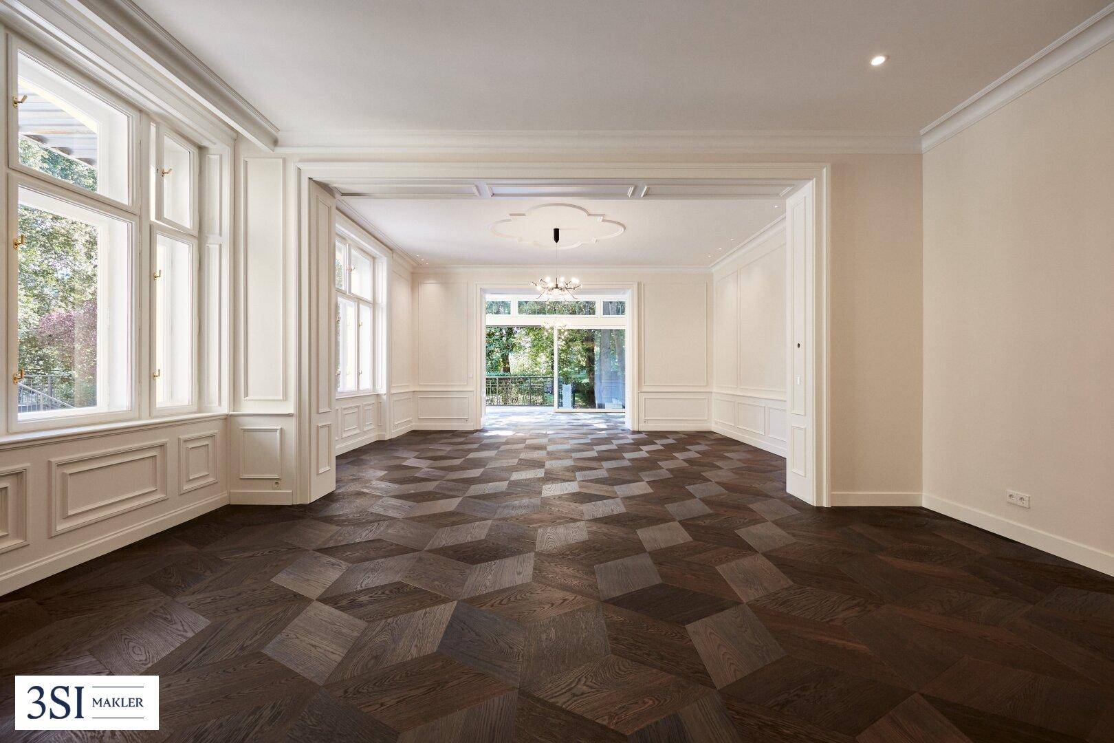 Geräumiges Wohnzimmer mit eleganten Wandverkleidungen, hohen Decken und dunklem Parkettboden.