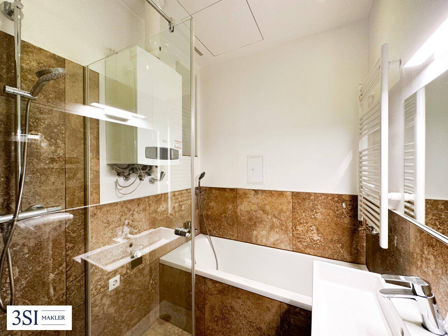 Modernes Badezimmer mit Badewanne, Dusche, Waschbecken und beheiztem Handtuchhalter.