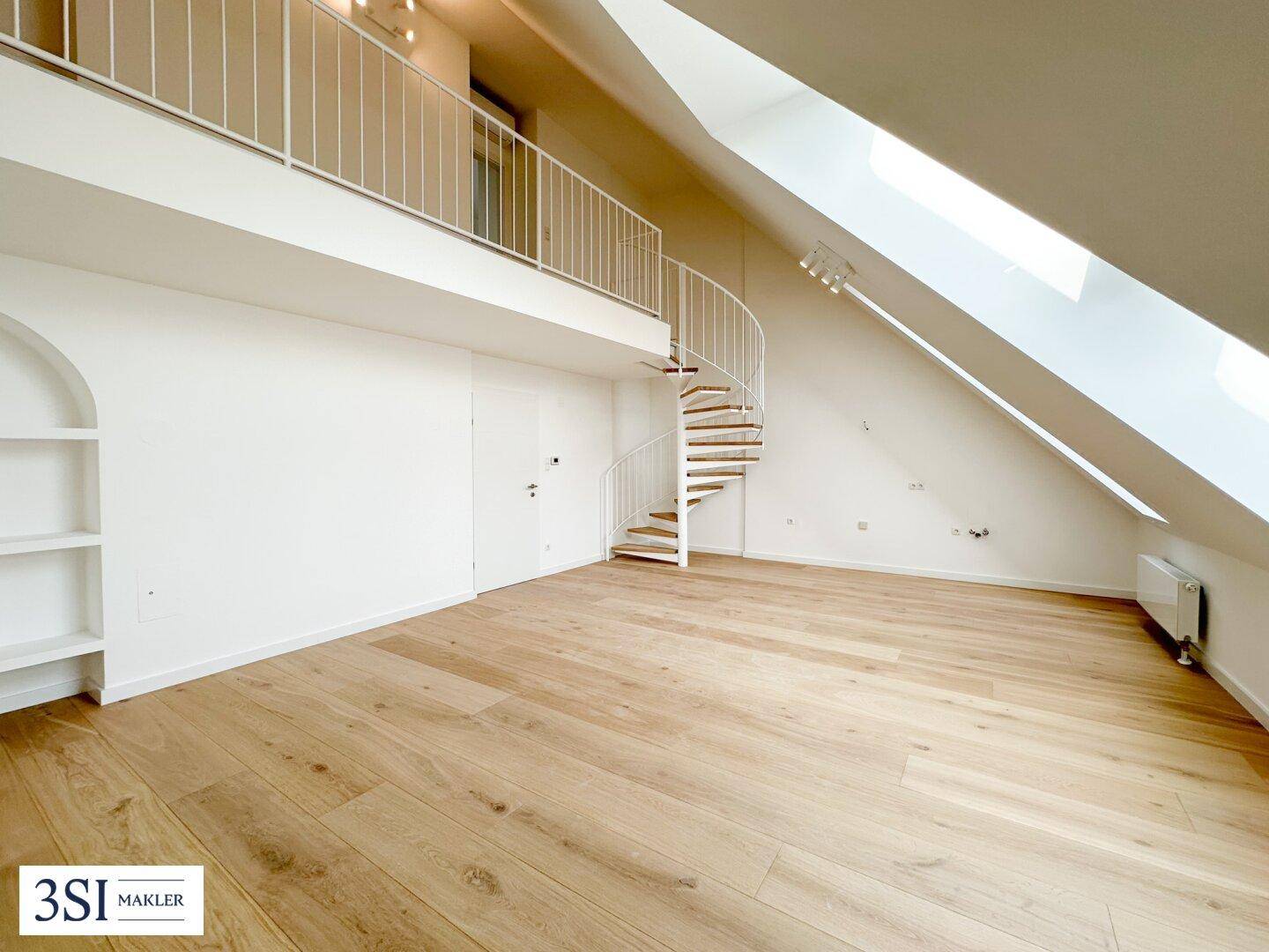 Heller Wohnbereich mit Holzparkettboden, Wendeltreppe und Dachschrägenfenster, offen zur Galerie.