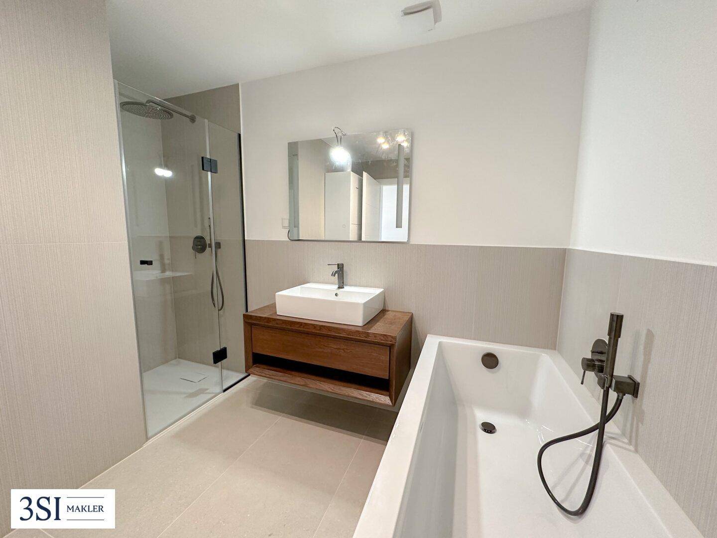 Modernes Badezimmer mit Badewanne, ebenerdiger Dusche und schwebendem Holzwaschtisch.