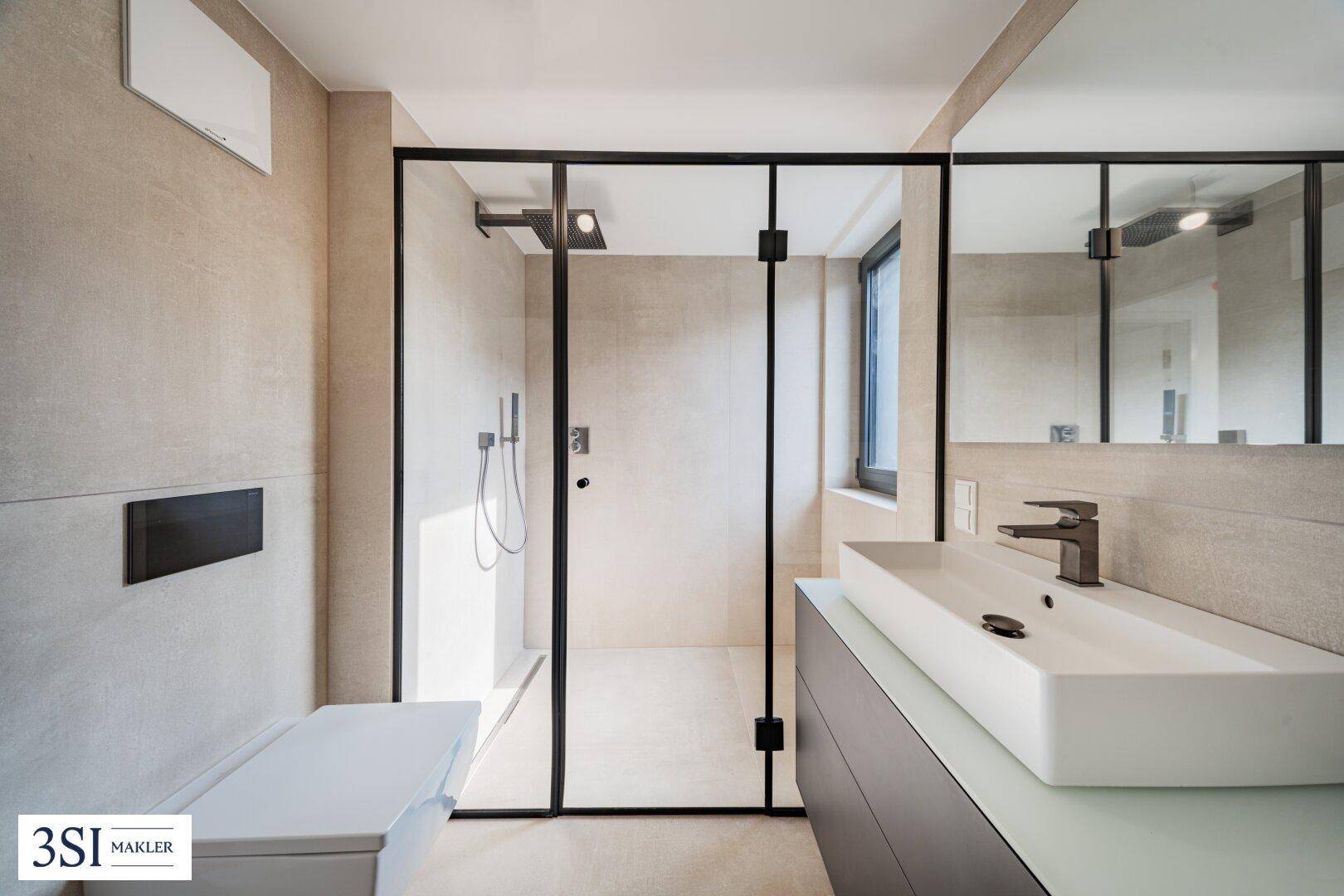 Modernes Badezimmer mit ebenerdiger Dusche, Wand-WC und einem einzelnen Waschbecken.