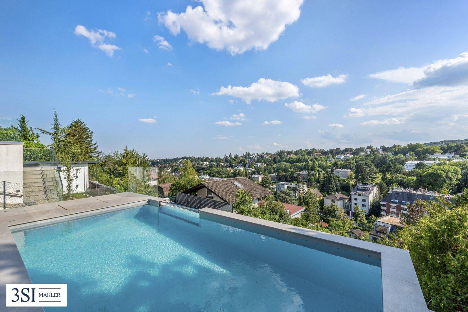 Außenpool mit atemberaubendem Panoramablick auf die umliegende Stadt und die bewaldeten Hügel.