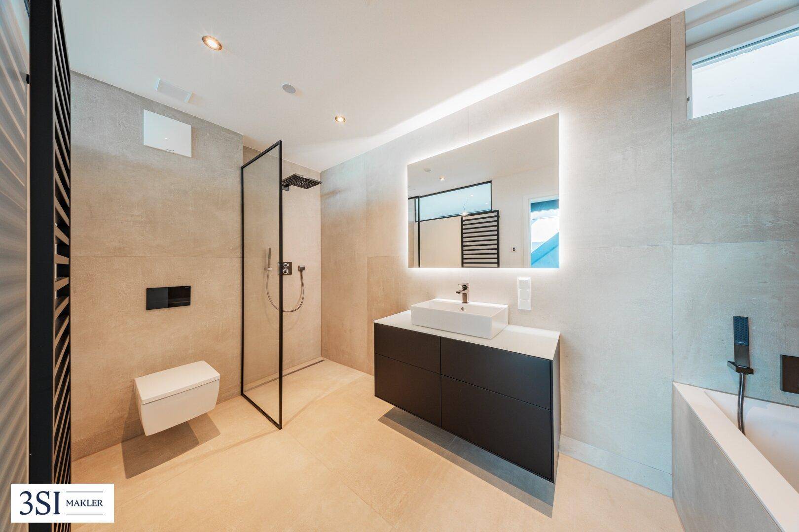 Elegantes Badezimmer mit begehbarer Dusche, Wand-WC und beleuchtetem Spiegel.
