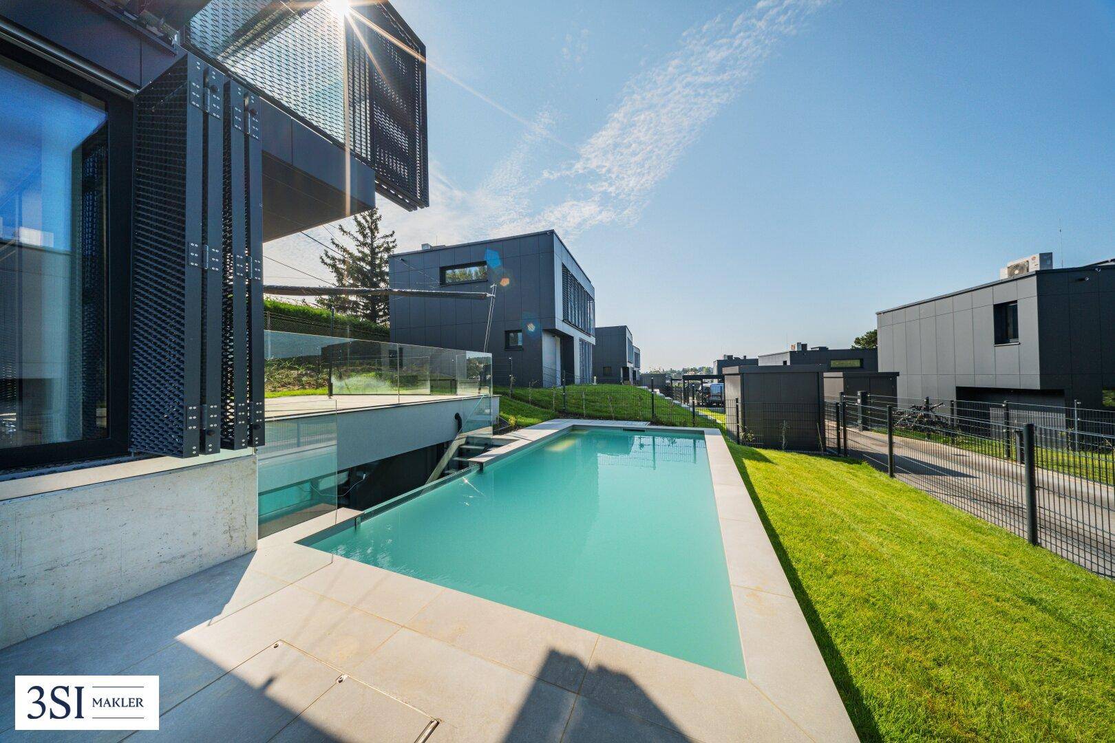 Privater Swimmingpool neben der modernen Villa mit sonniger Terrasse.