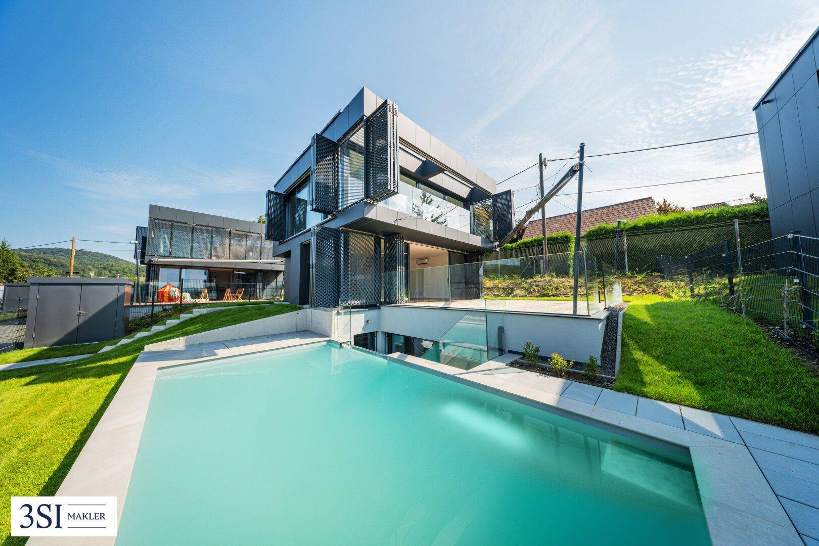 Moderne Villa mit privatem Pool und weitläufiger Terrasse in sonniger Lage.