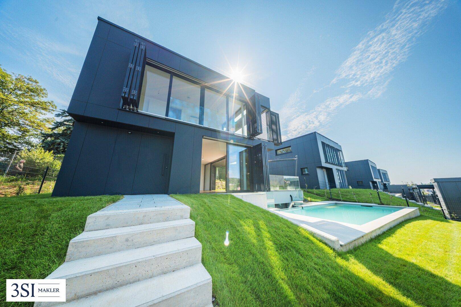 Moderne Architektur der Villa mit privatem Pool und sonniger Hanglage.