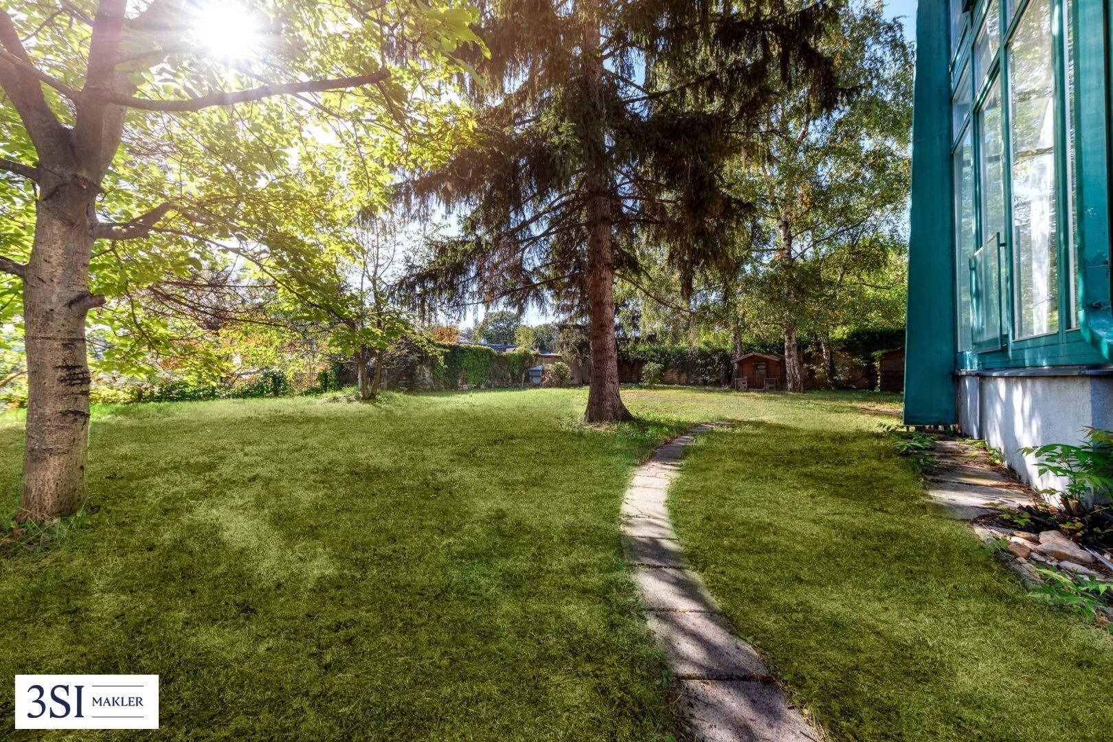 Sonnendurchfluteter Garten mit altem Baumbestand und einem gewundenen Pfad, ideal für Spaziergänge.