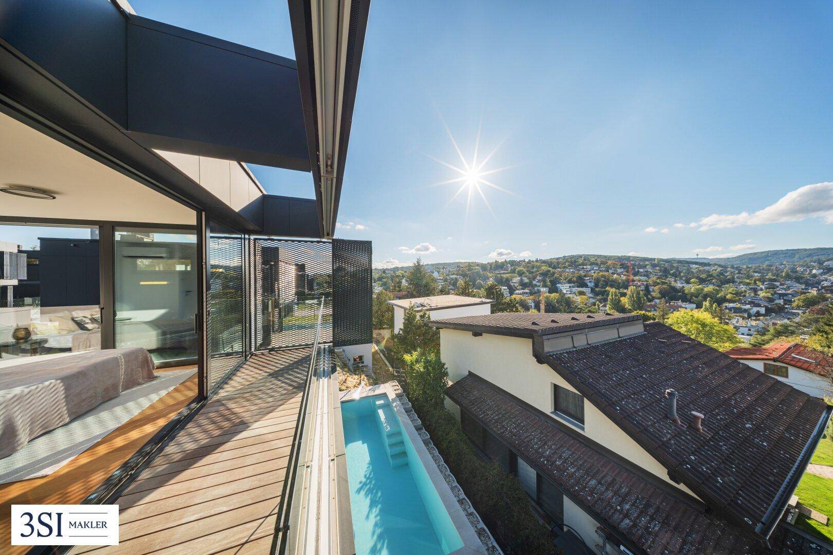 Große Terrasse mit Holzboden und weitem Blick über die grüne Landschaft.