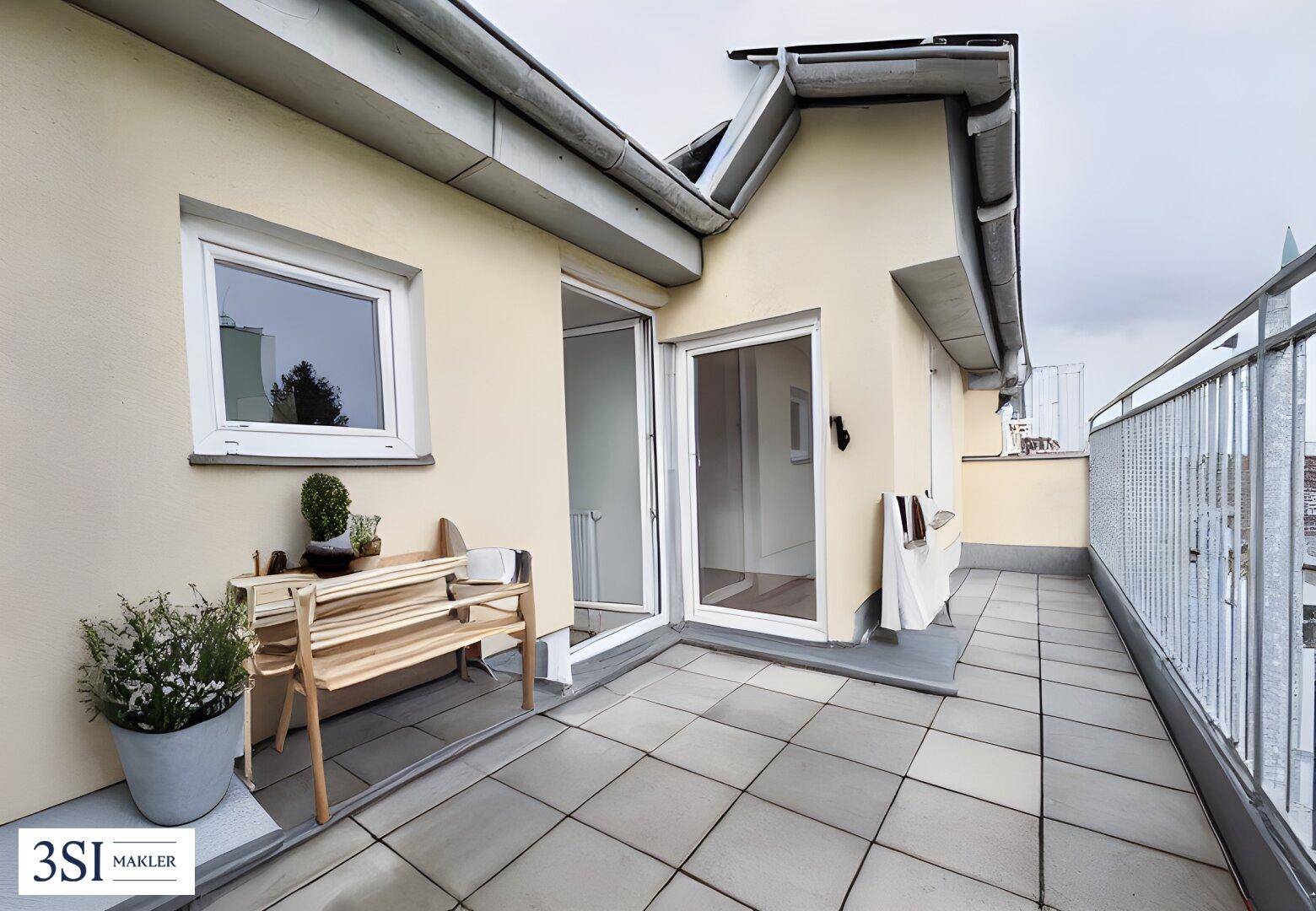 Geräumige Dachterrasse mit Fliesenboden und Zugang zu den Innenräumen, ideal zum Entspannen.