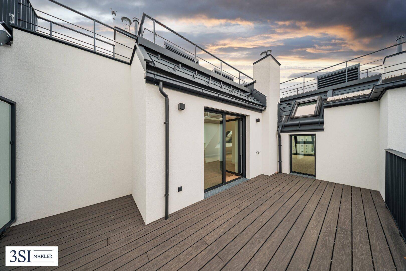 Weitläufige Dachterrasse mit Holzboden und Blick auf die Stadt, ideal für Entspannung und Unterhaltung.