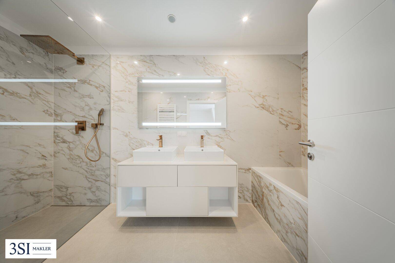 Modernes Badezimmer mit Marmorfliesen, Doppelwaschbecken, begehbarer Dusche und Badewanne.