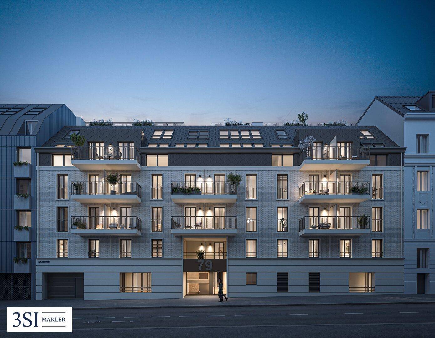 Beleuchtete moderne Wohnhausfassade mit Balkonen und Eingangsbereich bei Nacht.