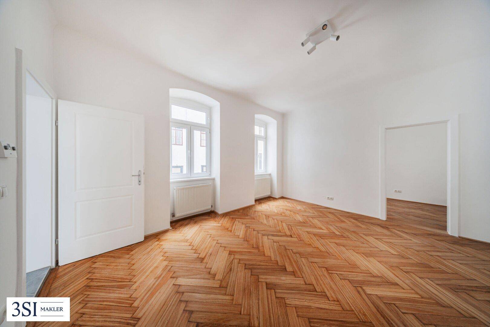 Helles, frisch renoviertes Zimmer mit Fischgrätparkett und hohen Decken, bereit zum Einzug.
