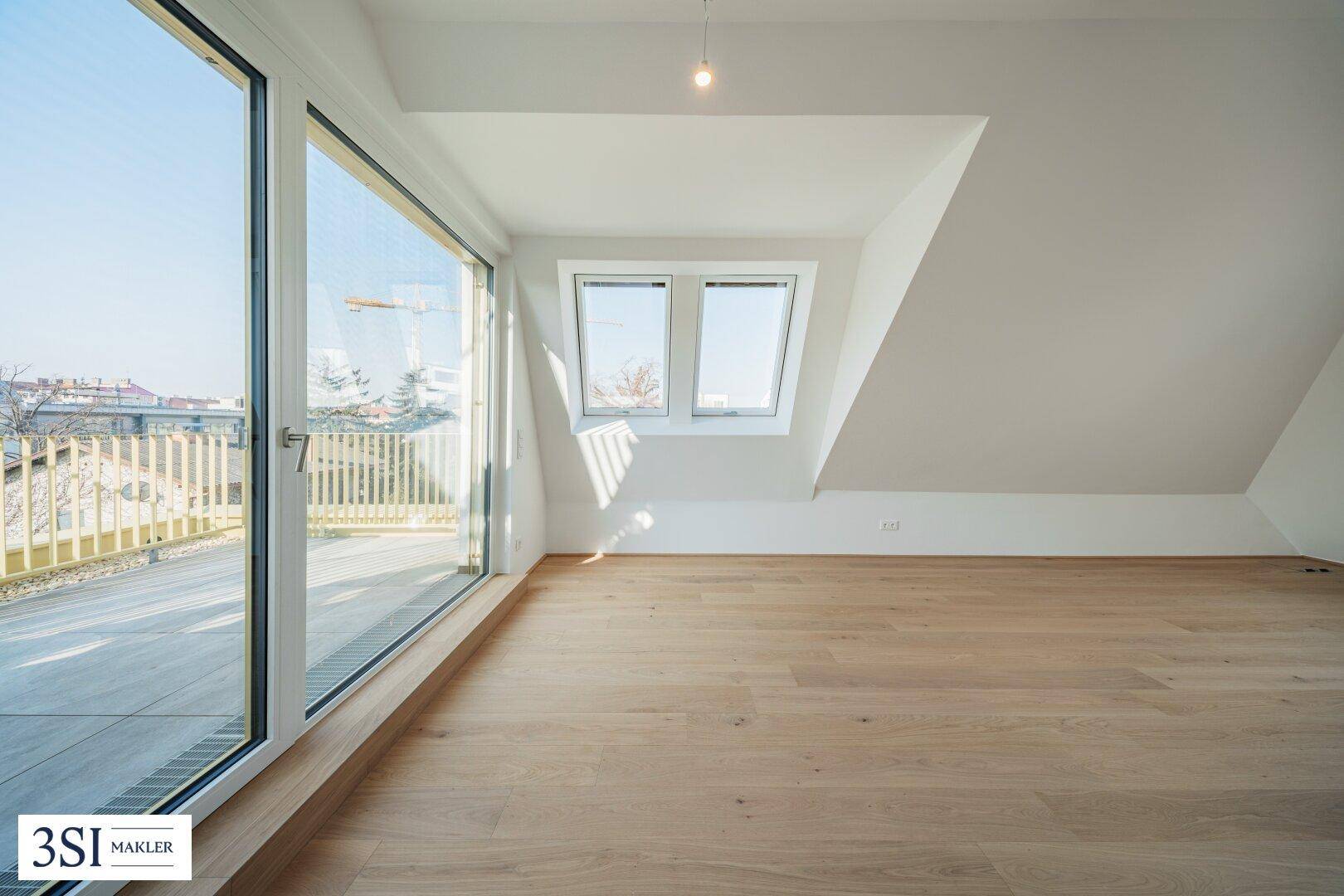 Heller Wohnbereich mit Holzboden, großen Fenstern und direktem Zugang zur Dachterrasse.
