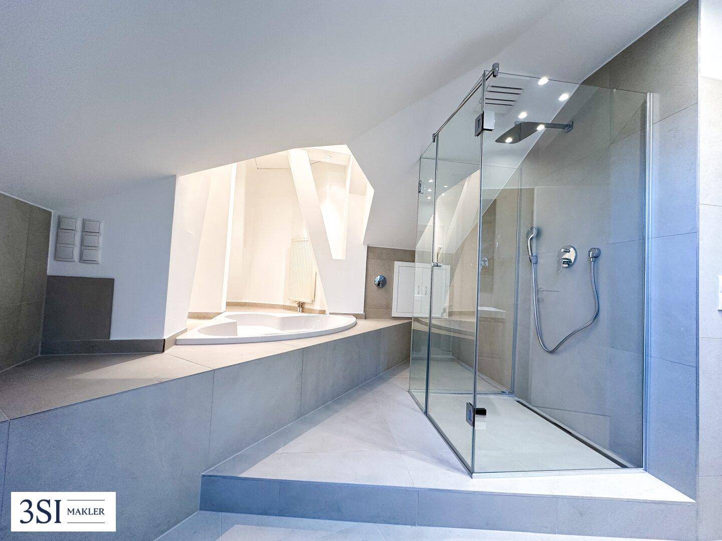 Geräumiges Badezimmer mit großer Badewanne, begehbarer Dusche und modernen Fliesen.