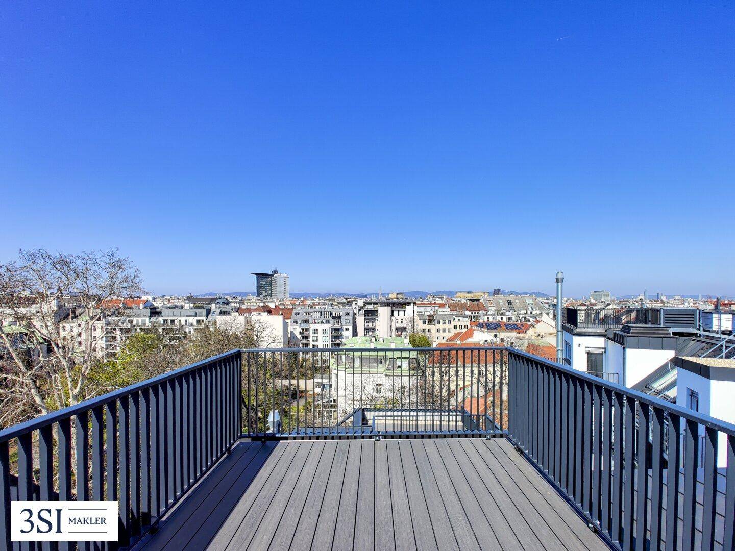 Panoramablick von der Dachterrasse über die Stadt mit historischer Architektur und weitem Horizont.