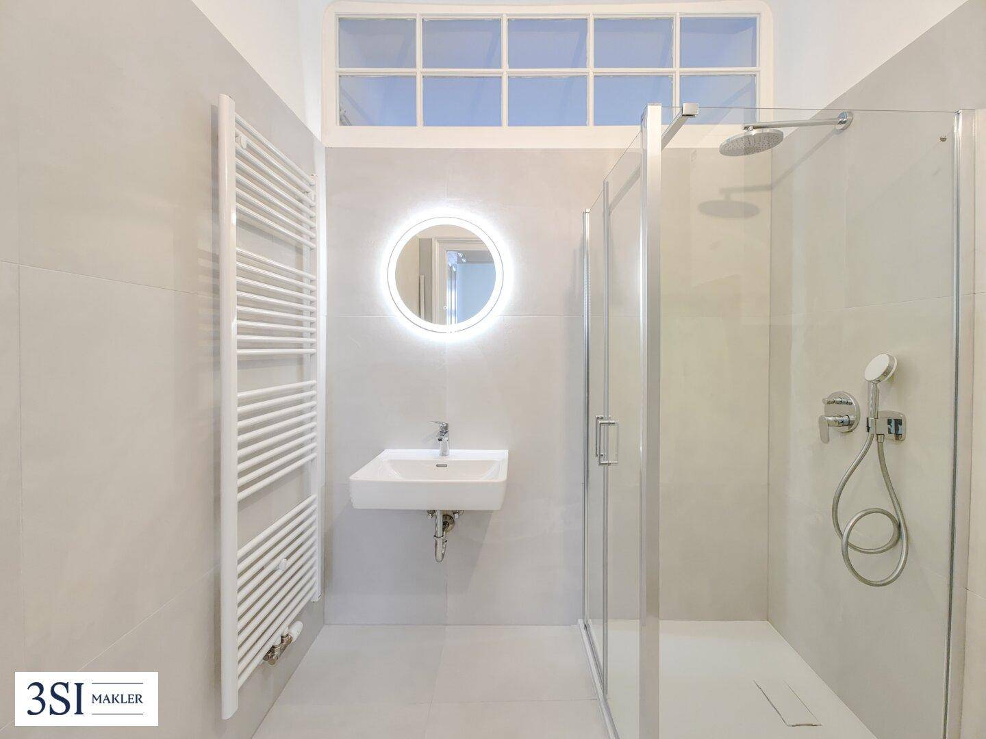 Modernes Badezimmer mit ebenerdiger Dusche, beheiztem Handtuchhalter und Oberlichtfenster.