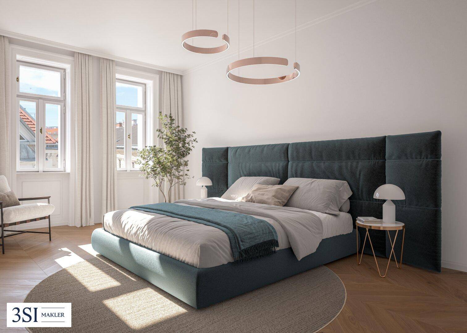 Elegantes Schlafzimmer mit großem Bett, Holzboden und hohen Fenstern, die für eine helle Atmosphäre sorgen.