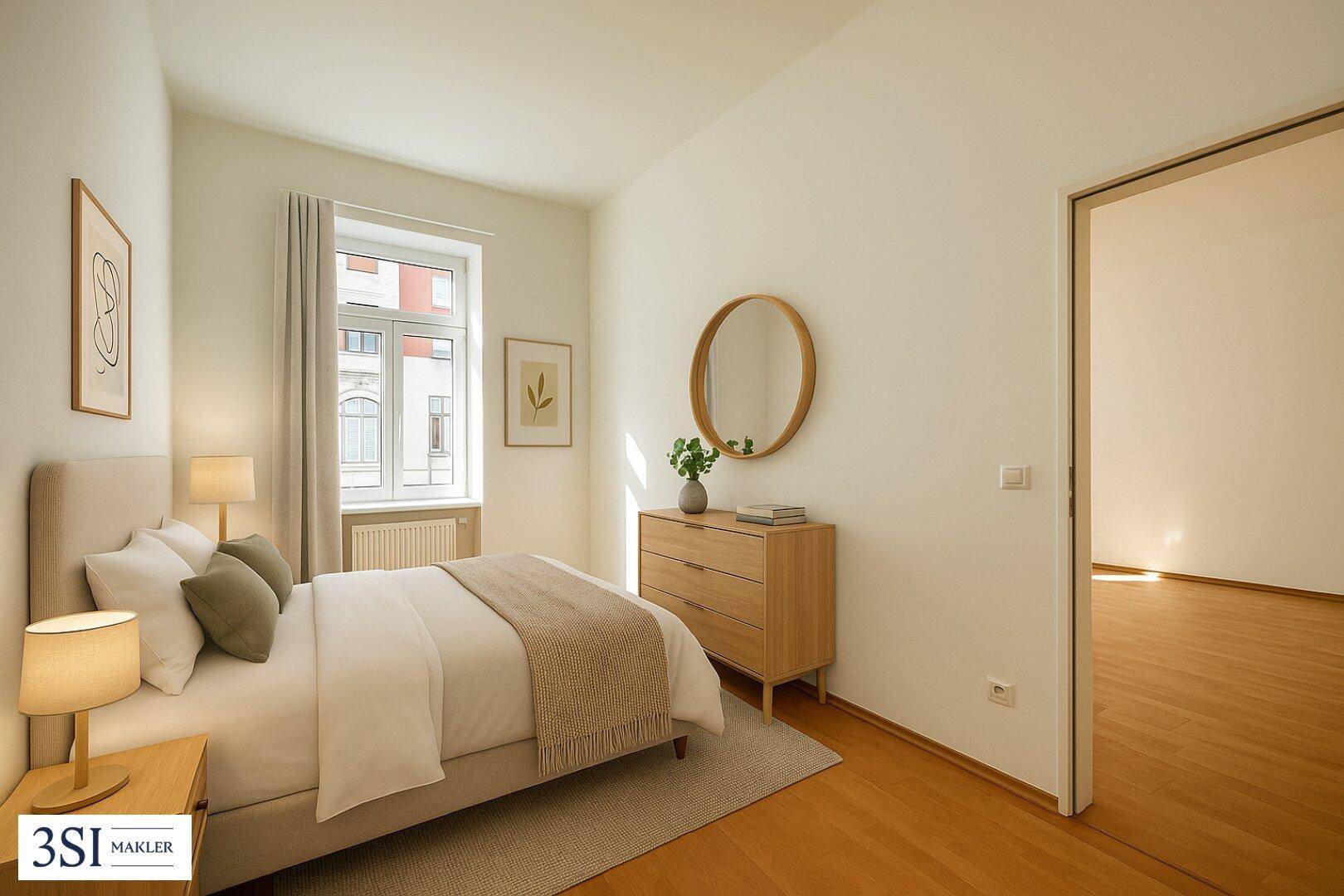 Gemütliches Schlafzimmer mit Holzboden, Doppelbett und einem runden Spiegel über der Kommode.