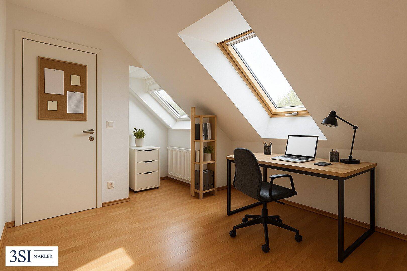 Helles Dachgeschossbüro mit Schreibtisch, Bürostuhl und Dachfenstern, die den Raum mit Licht füllen.