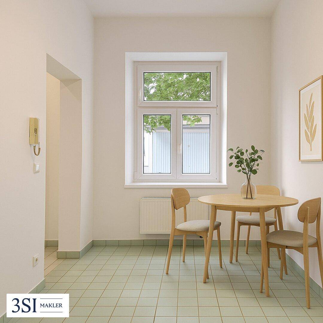 Heller Essbereich mit kleinem Holztisch, Stühlen und Fenster mit Grünblick.