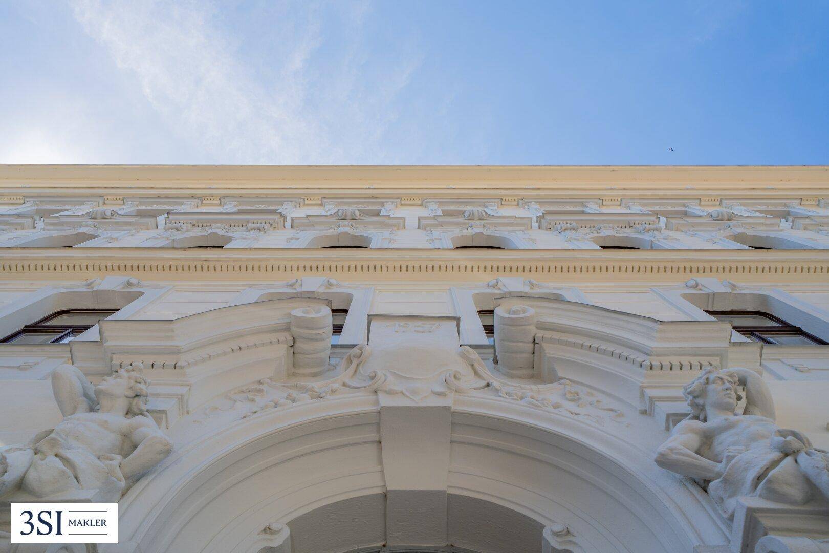 Prächtige architektonische Details mit Skulpturen und Stuckverzierungen an der historischen Fassade.
