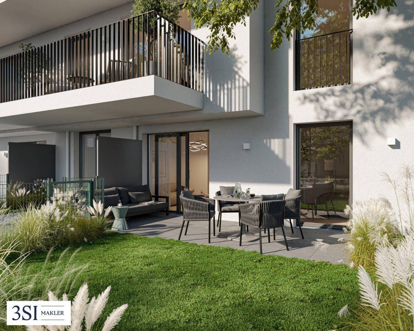 Moderne Wohnanlage mit großzügiger Terrasse, Gartenbereich und Balkon im Obergeschoss.
