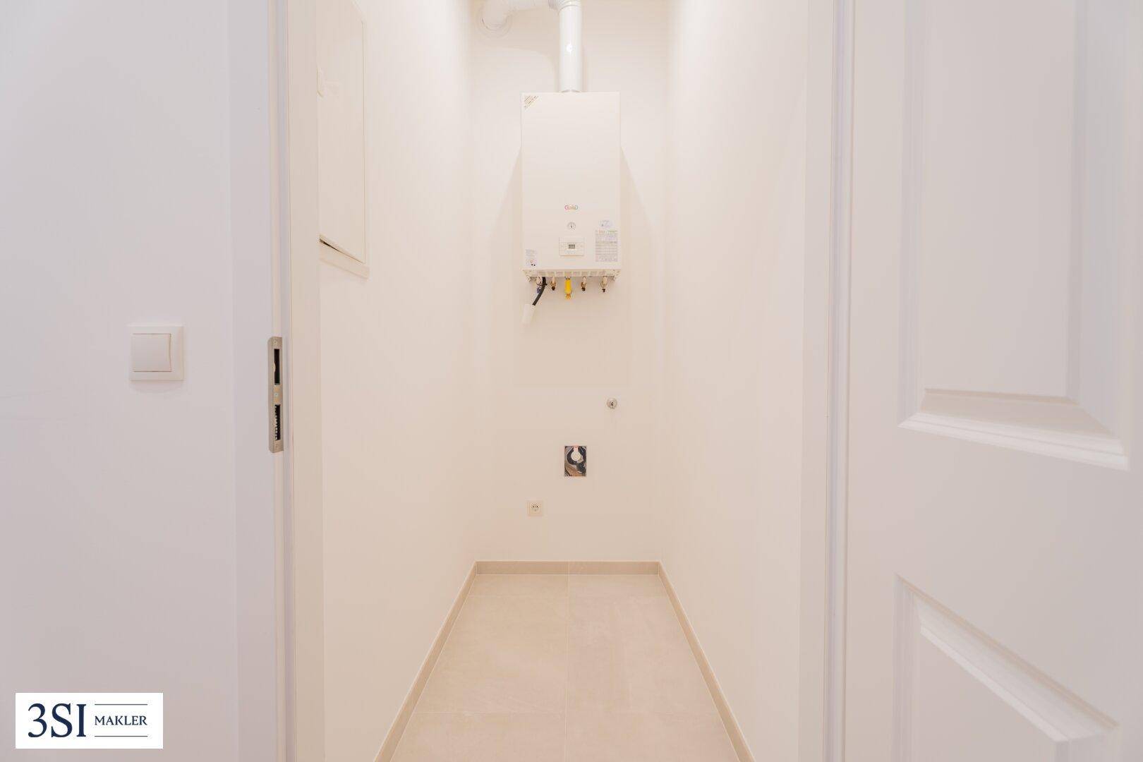 Praktischer Hauswirtschaftsraum mit Heizungsanlage und Anschlüssen für Waschmaschine.