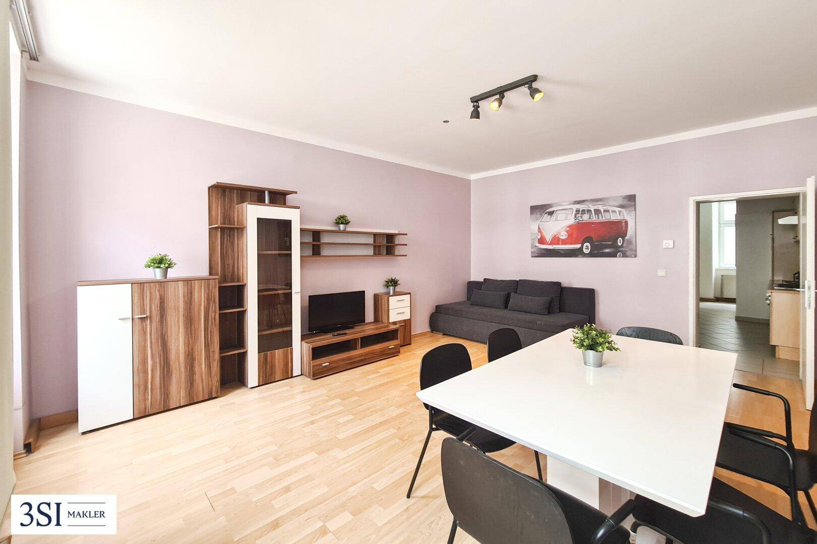 Geräumiger Wohn- und Essbereich mit Sofa, Esstisch und Medienmöbeln.