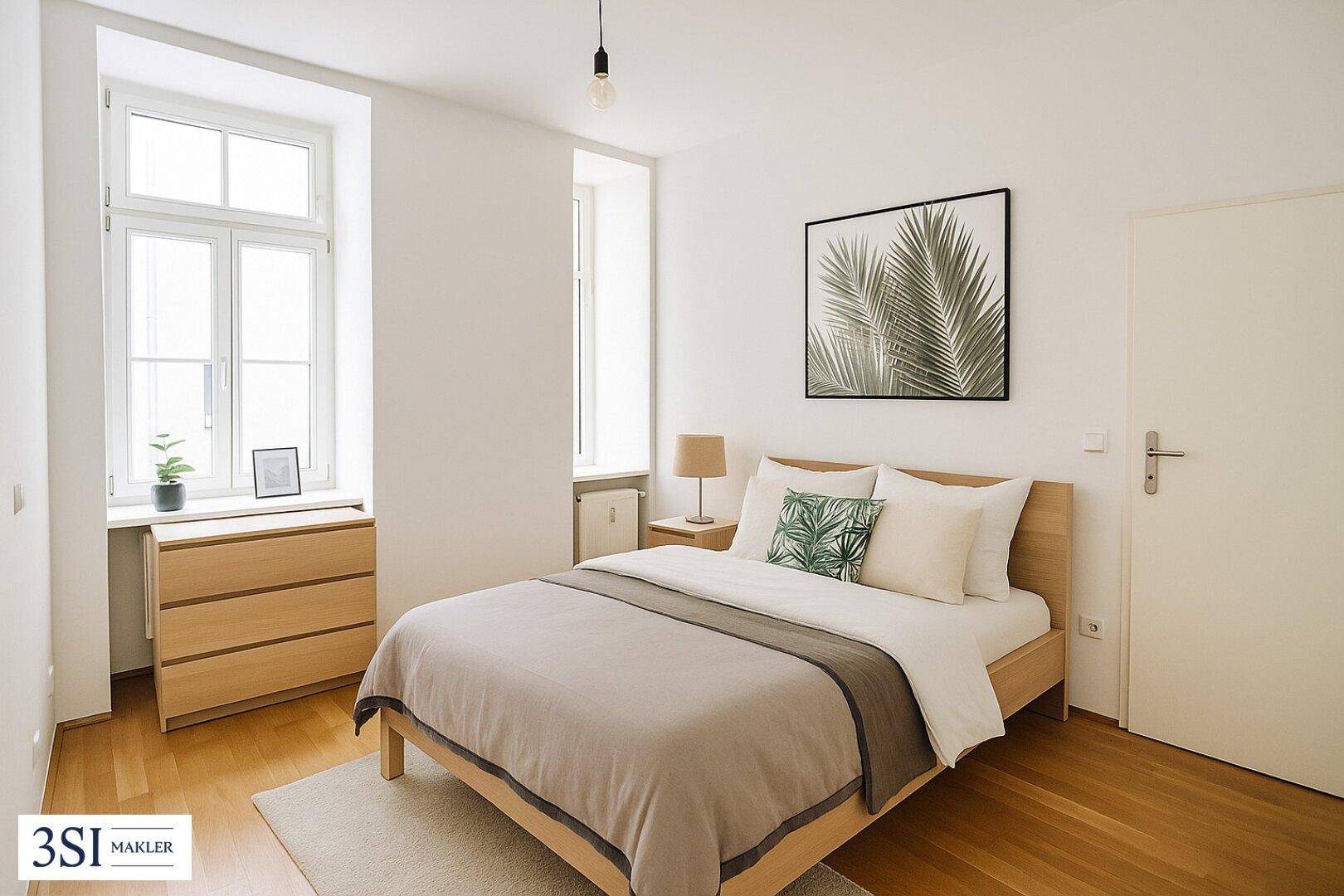 Helles Schlafzimmer mit Holzbett, Kommode und großen Fenstern für viel Tageslicht.