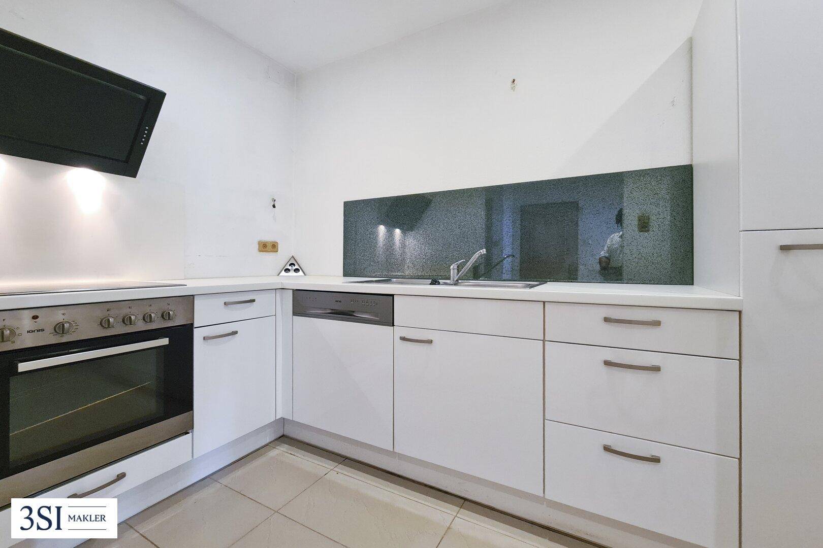 Funktionale Küche mit weißen Schränken, integriertem Backofen und Spülmaschine, bereit zur Nutzung.