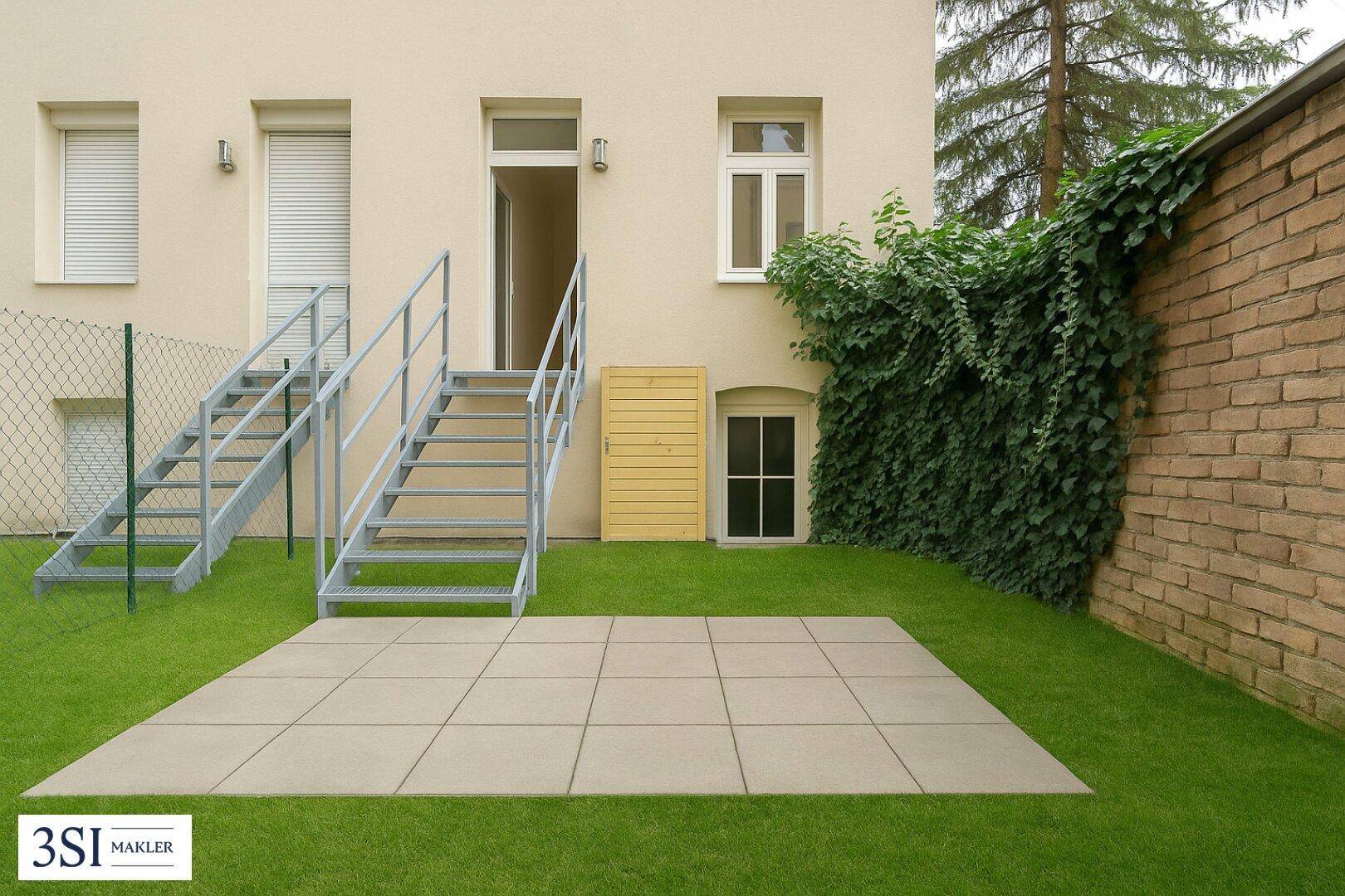 Kleiner Gartenbereich mit gepflasterter Terrasse und Zugang zum Gebäude.