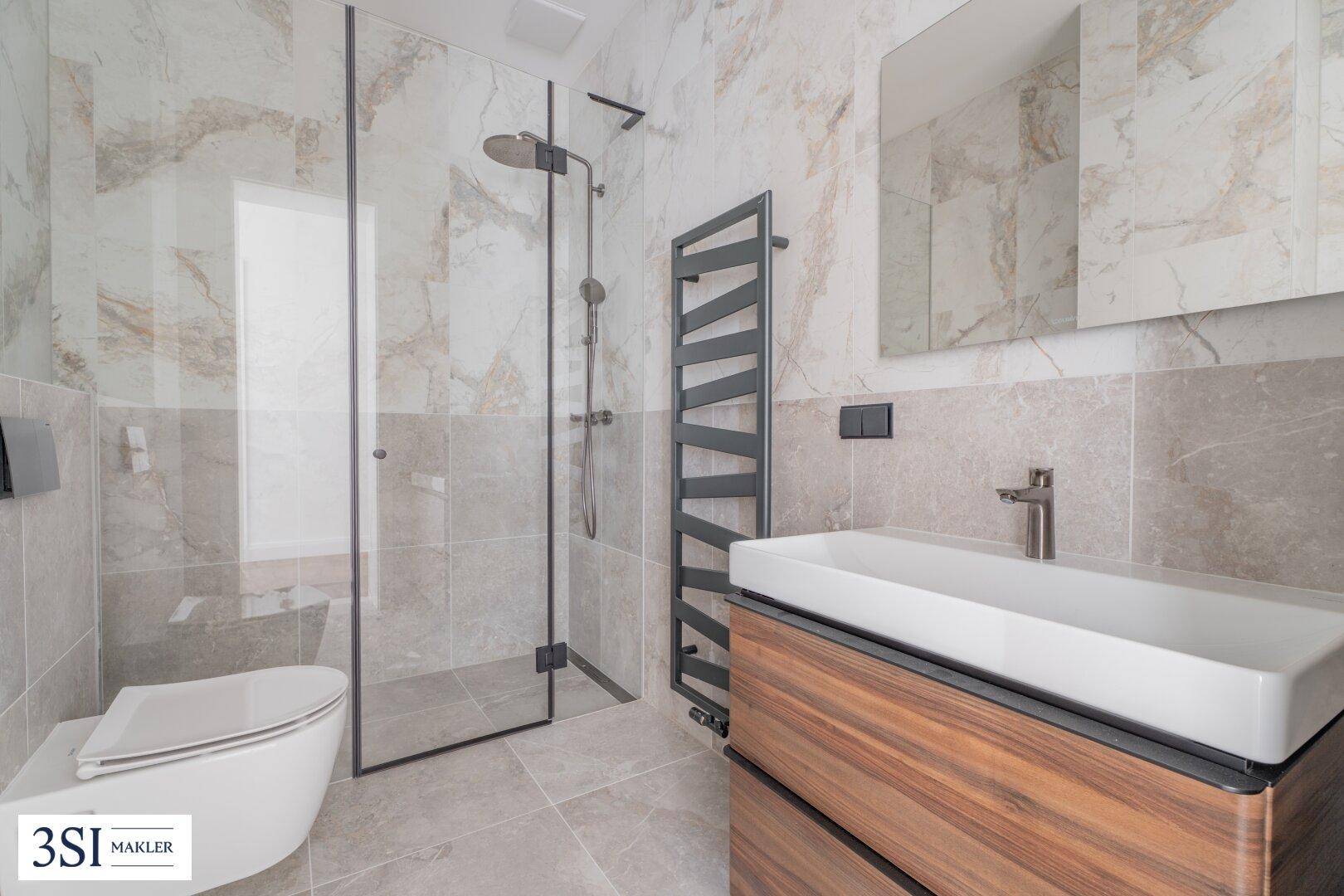 Modernes Badezimmer mit begehbarer Dusche, Wand-WC und beheiztem Handtuchhalter.