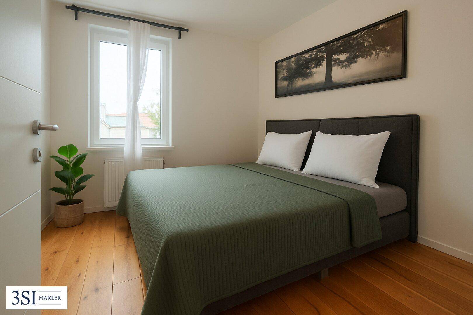 Gemütliches Schlafzimmer mit Doppelbett, Holzboden und einem Fenster, das viel Licht hereinlässt.