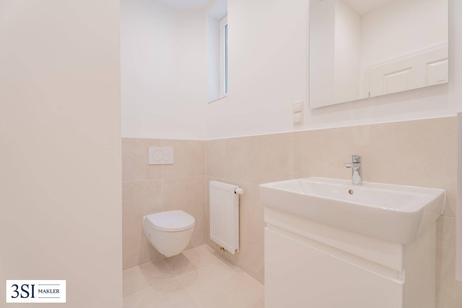 Modernes Gäste-WC mit wandhängender Toilette, Einzelwaschbecken und kleinem Fenster.