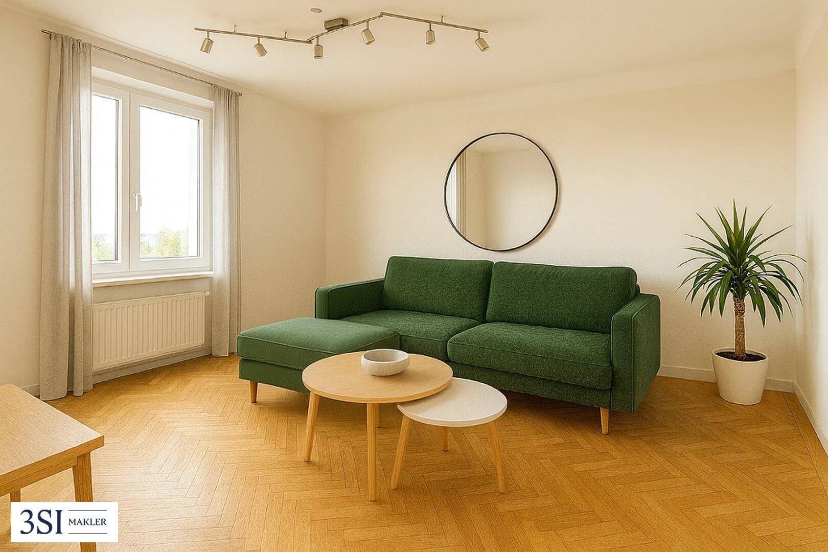 Helles Wohnzimmer mit grünem Sofa, Holzboden und großem Fenster, das viel Tageslicht hereinlässt.