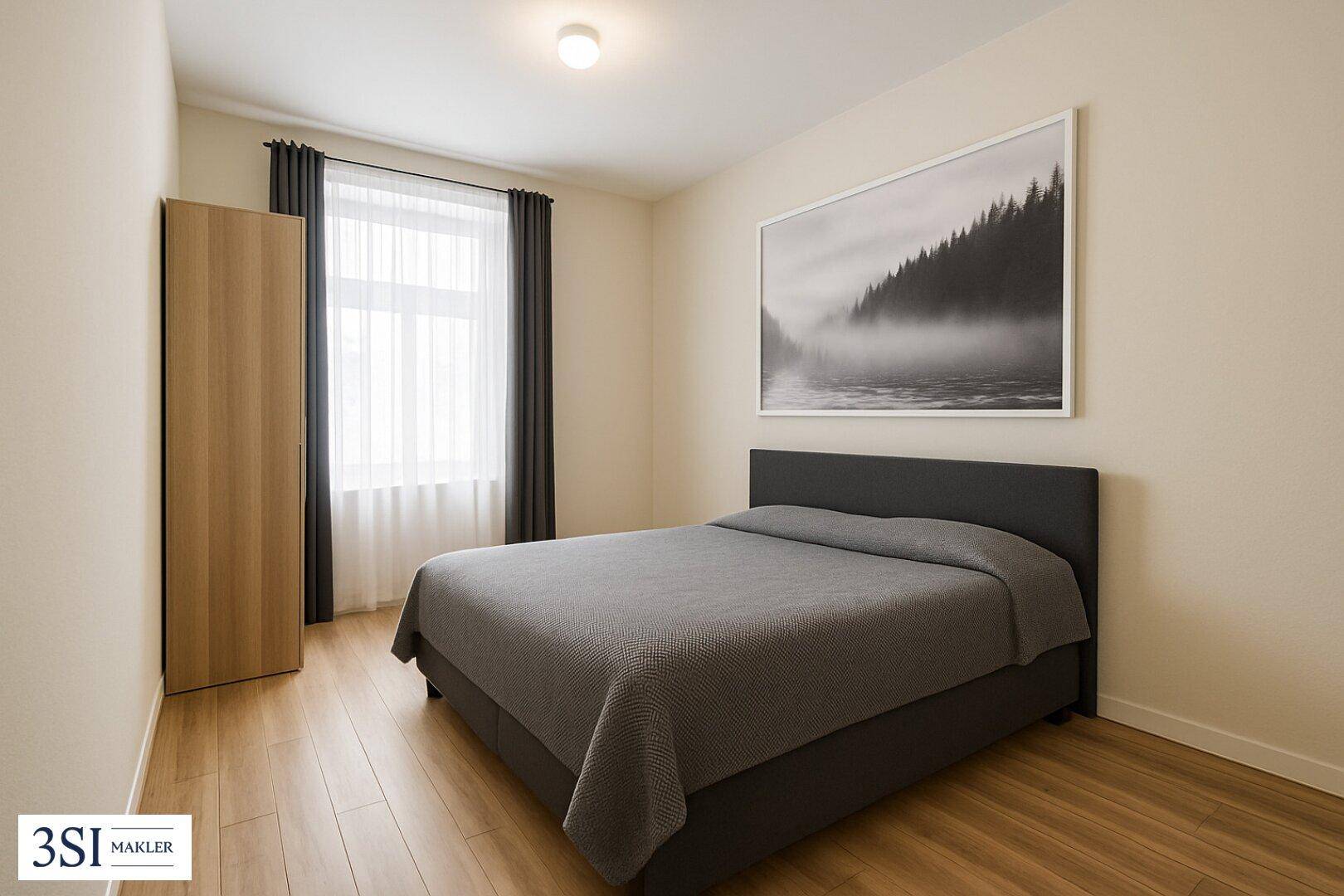 Helles Schlafzimmer mit Holzboden, großem Bett und einem Fenster mit Vorhängen.