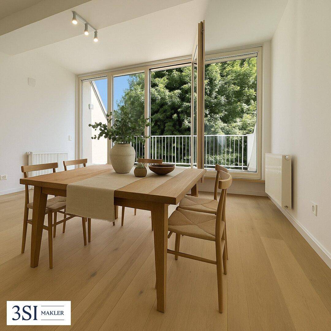 Heller Essbereich mit Holztisch, modernen Stühlen und großen Fenstern mit Blick ins Grüne.