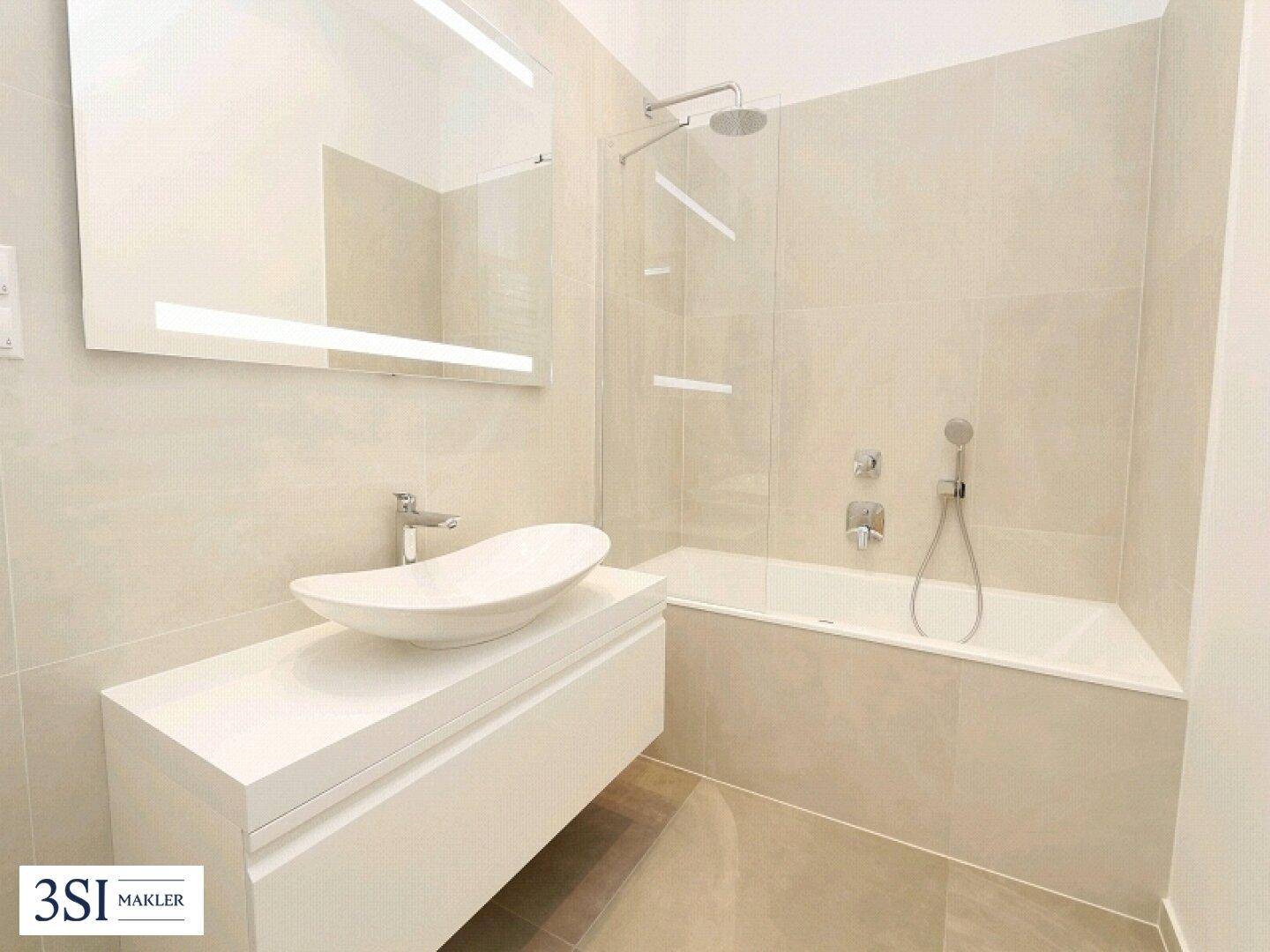 Modernes Badezimmer mit Badewanne, Regendusche, elegantem Waschbecken und großem Spiegel.