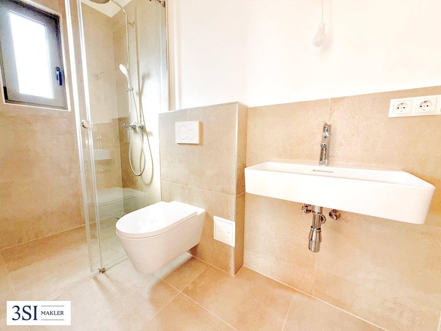 Modernes Badezimmer mit begehbarer Dusche, Wand-WC, Einzelwaschbecken und einem Fenster.