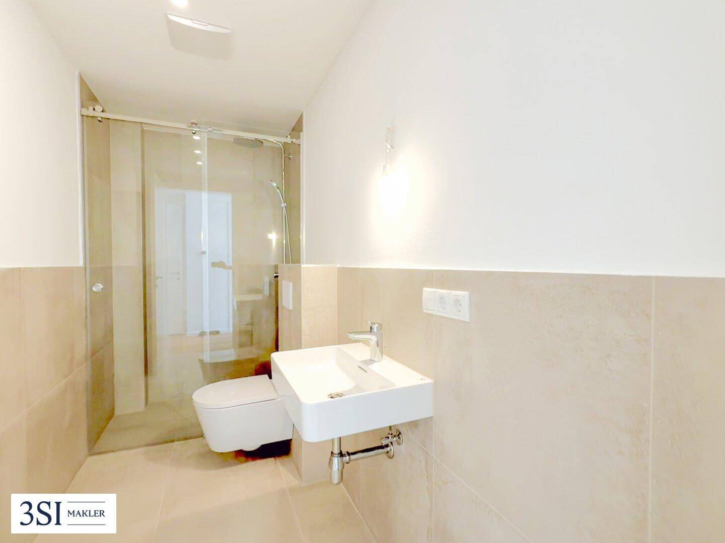 Modernes Badezimmer mit begehbarer Dusche, wandhängendem WC und stilvollem Einzelwaschbecken.