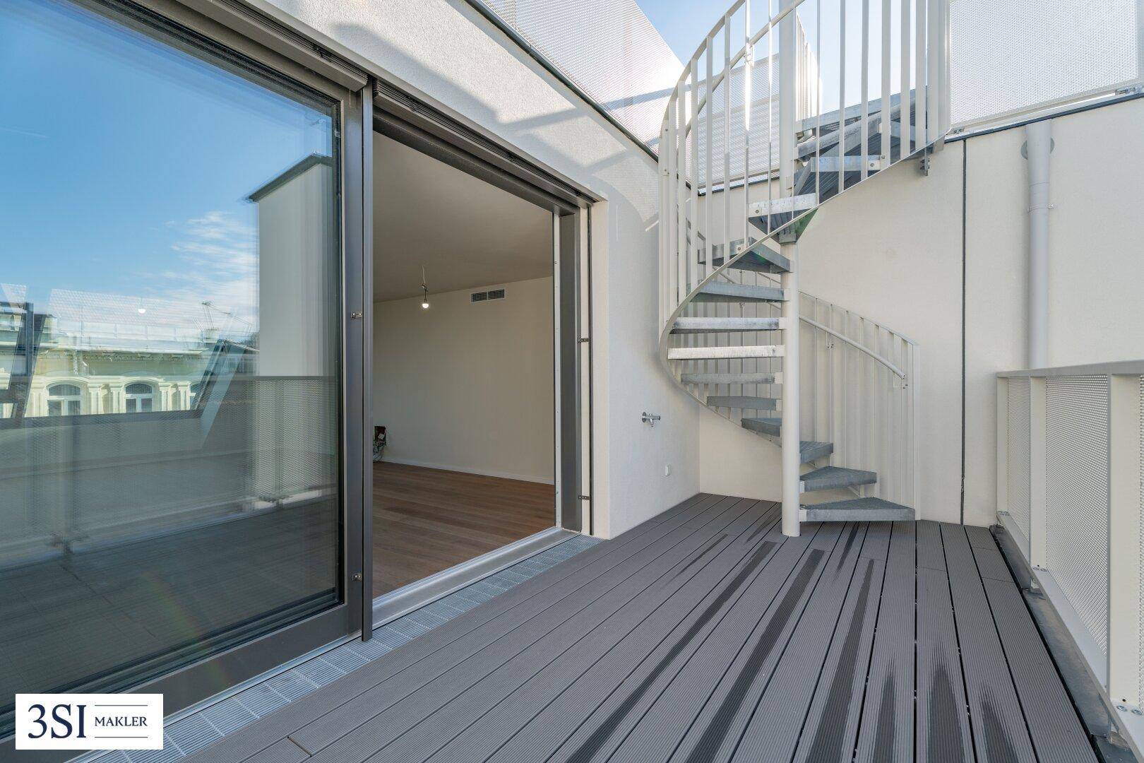 Geräumige Dachterrasse mit Holzdielenboden und Wendeltreppe, bietet Zugang zu weiteren Ebenen.