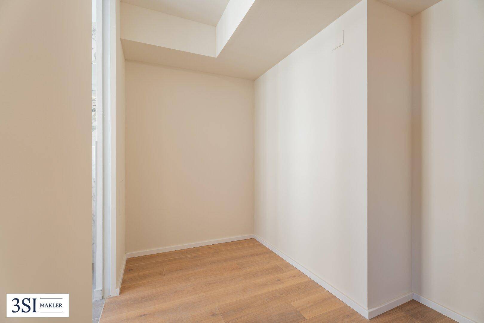 Kleiner, heller Raum mit Holzboden, ideal als Abstellraum oder begehbarer Kleiderschrank nutzbar.