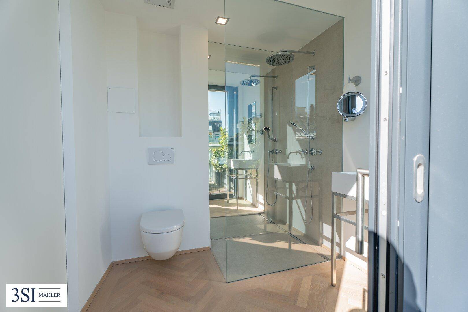Modernes Badezimmer mit begehbarer Dusche, wandhängendem WC und elegantem Einzelwaschbecken.