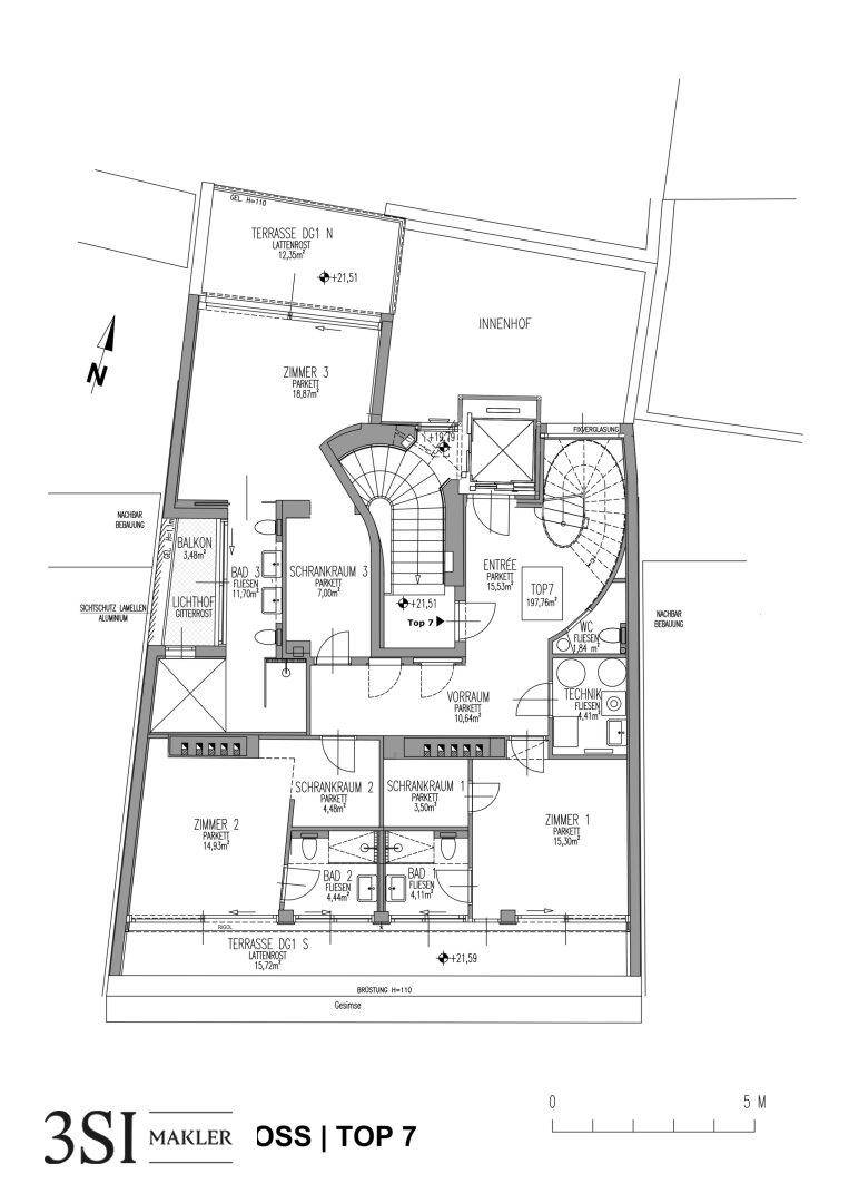 Grundriss der oberen Etage mit drei Zimmern, zwei Bädern, Balkon und Terrasse.