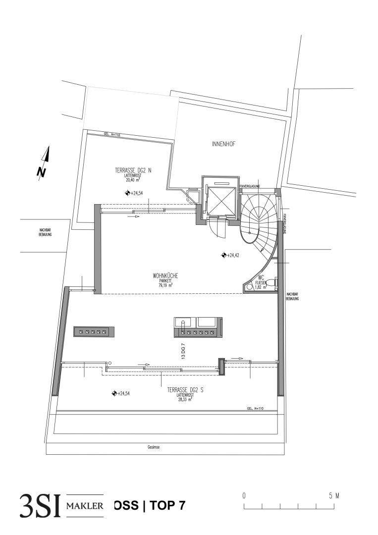 Grundriss der unteren Etage mit großer Wohnküche und einer weitläufigen Terrasse.