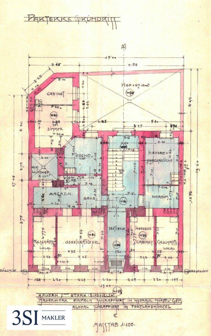 Historischer Grundriss des Erdgeschosses mit einem zentralen Innenhof und verschiedenen Räumen.