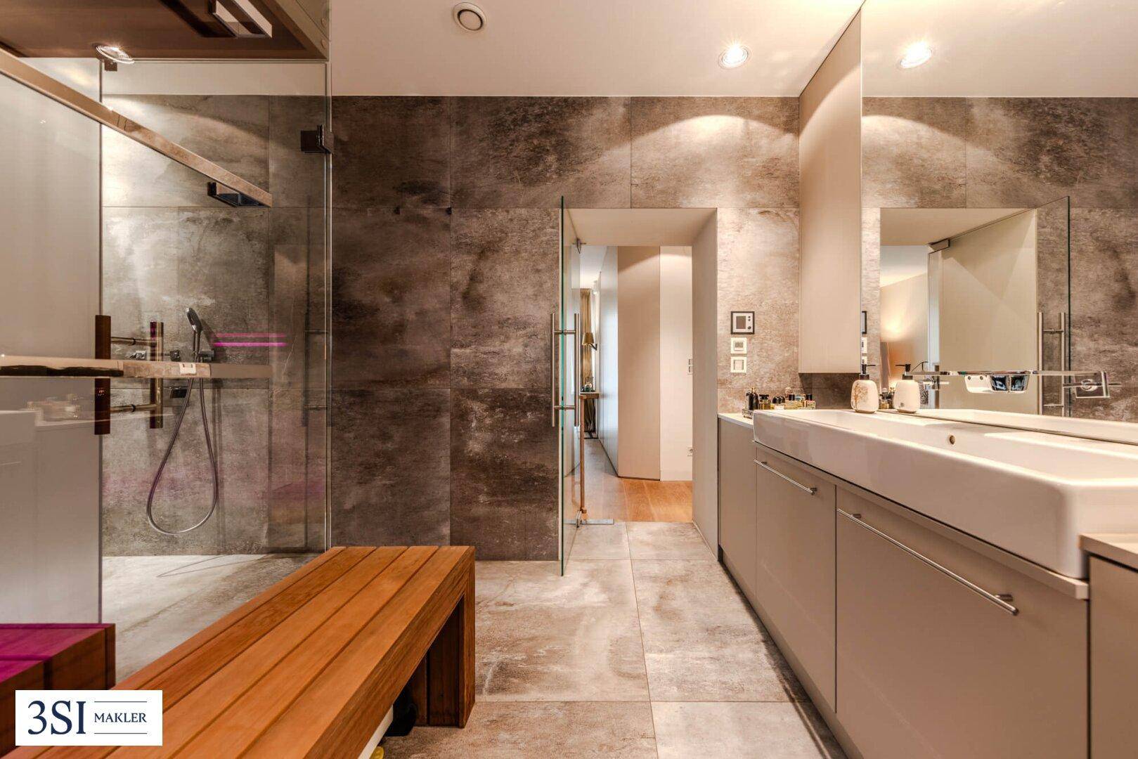 Luxuriöses Badezimmer mit Doppelwaschbecken, begehbarer Dusche und integrierter Sauna.